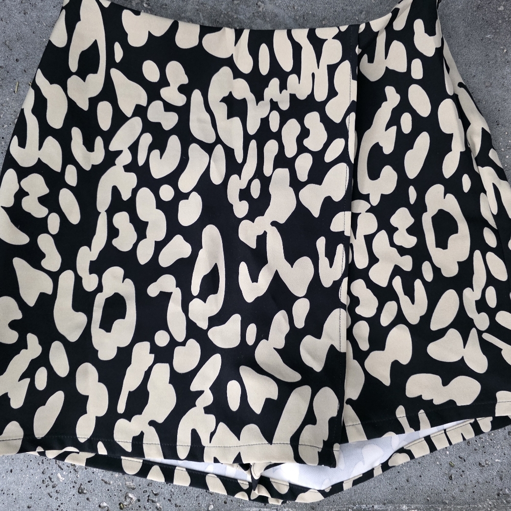 Sincerely Jules Black and Cream Patterned Skort